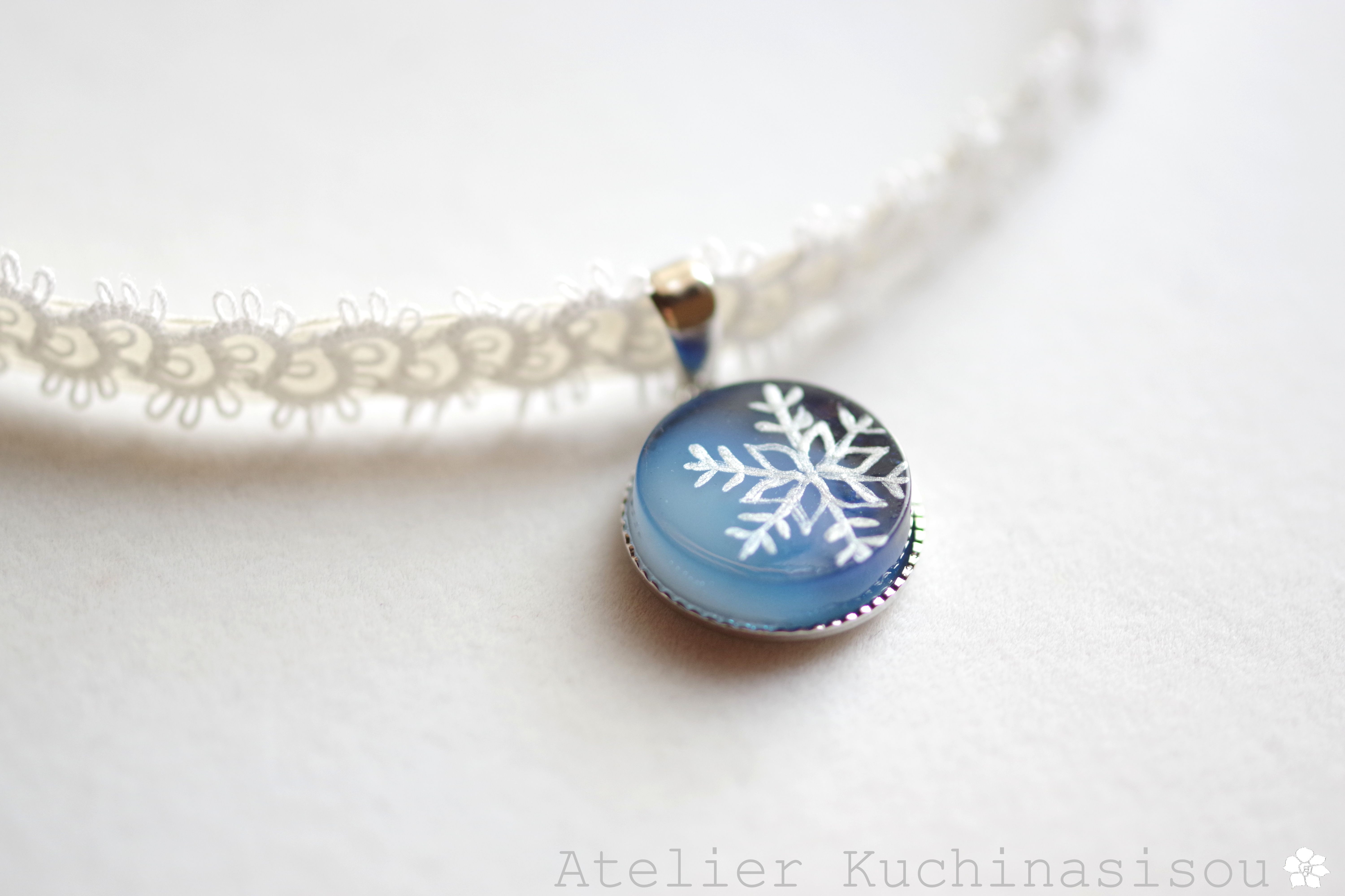 【受注製作】レジンアート　ラウンドモチーフとタティングレースとサテンリボンのチョーカー〈雪の結晶・青〉