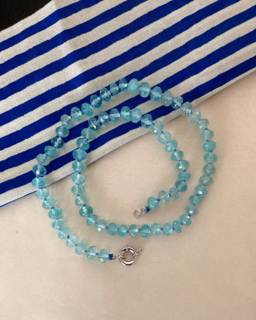 ブルートパーズ｜澄んだ光を纏う 大人の天然石ネックレス