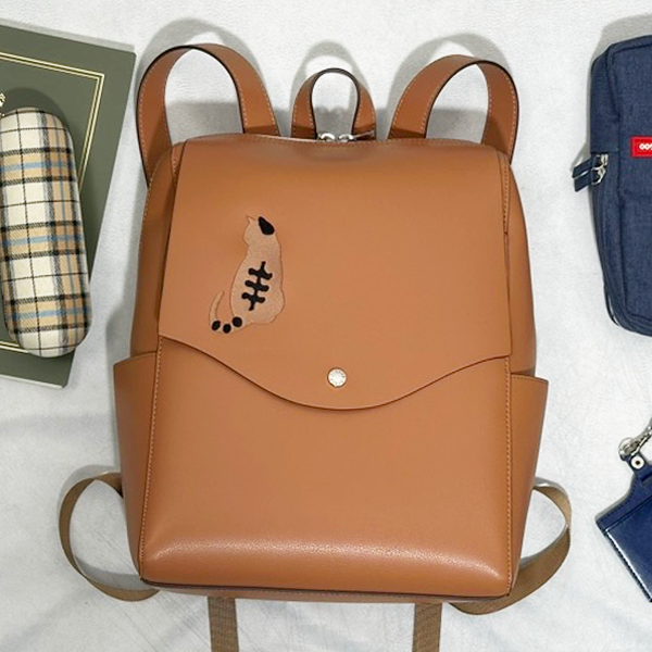 【ワケありな逸品】猫の背中刺繍のフェイクレザー軽量フラップポケットリュック レディース＜キャメル＞