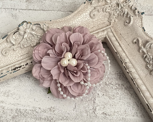 コサージュ ニュアンスカラーのアンティークピンクのダリア コサージュ