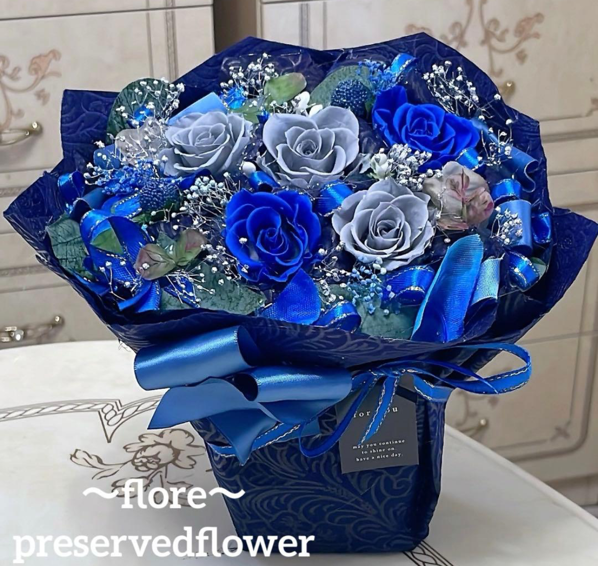 【送料無料、ラッピング込み】✨大人気✨青＆グレーバラプリザーブドアレンジメント✨ラッピングのまま飾れますよ