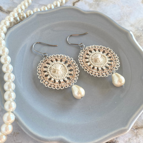 レース模様 糸とコットンパールのピアス/イヤリング ベージュ