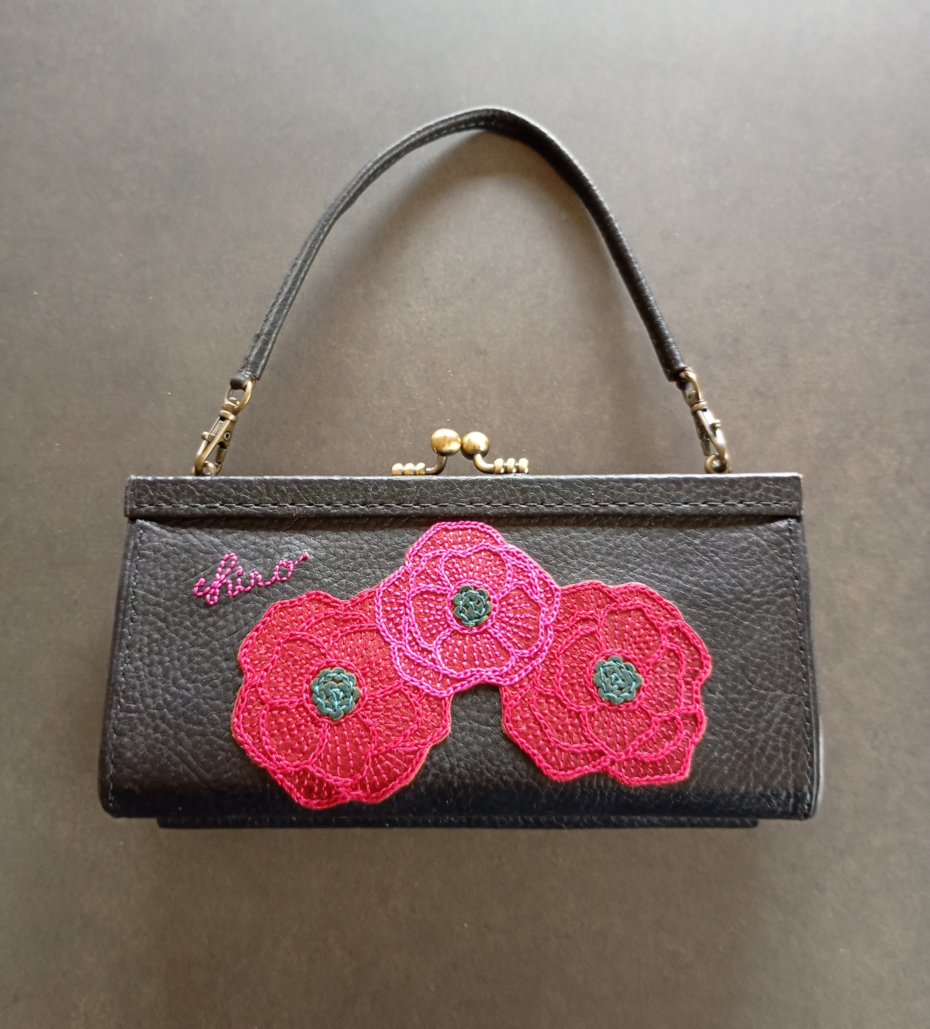 【受注制作】イタリアンレザーの手刺繍入りガマグチ長財布（浮足口金）