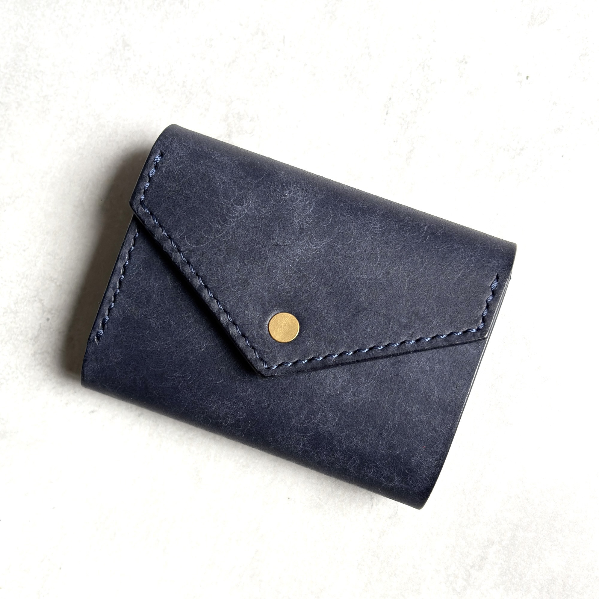 お札の折れないミニ財布　シンプルな封筒型デザイン　レディース　イタリアンレザーと真鍮ホック　ネイビー　新作2026