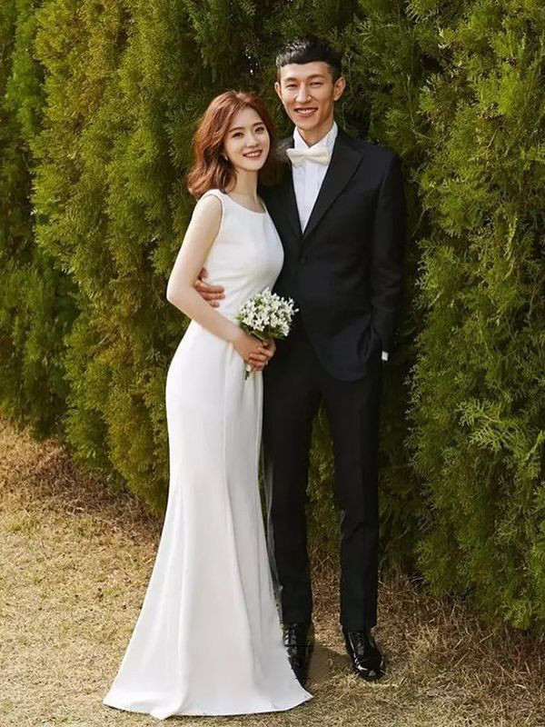 高級感 白 サテン ノースリーブ ウェディングドレス 韓国風 結婚式 花嫁 演奏会 誕生日 前撮り HL962