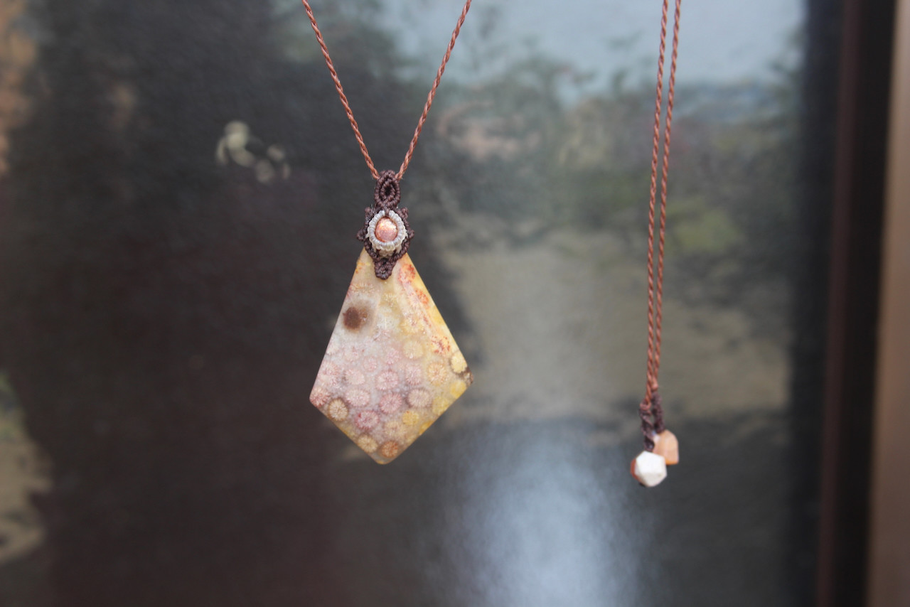 フォッシルコーラル　サンストーン　マイクロ　マクラメ　ペンダント