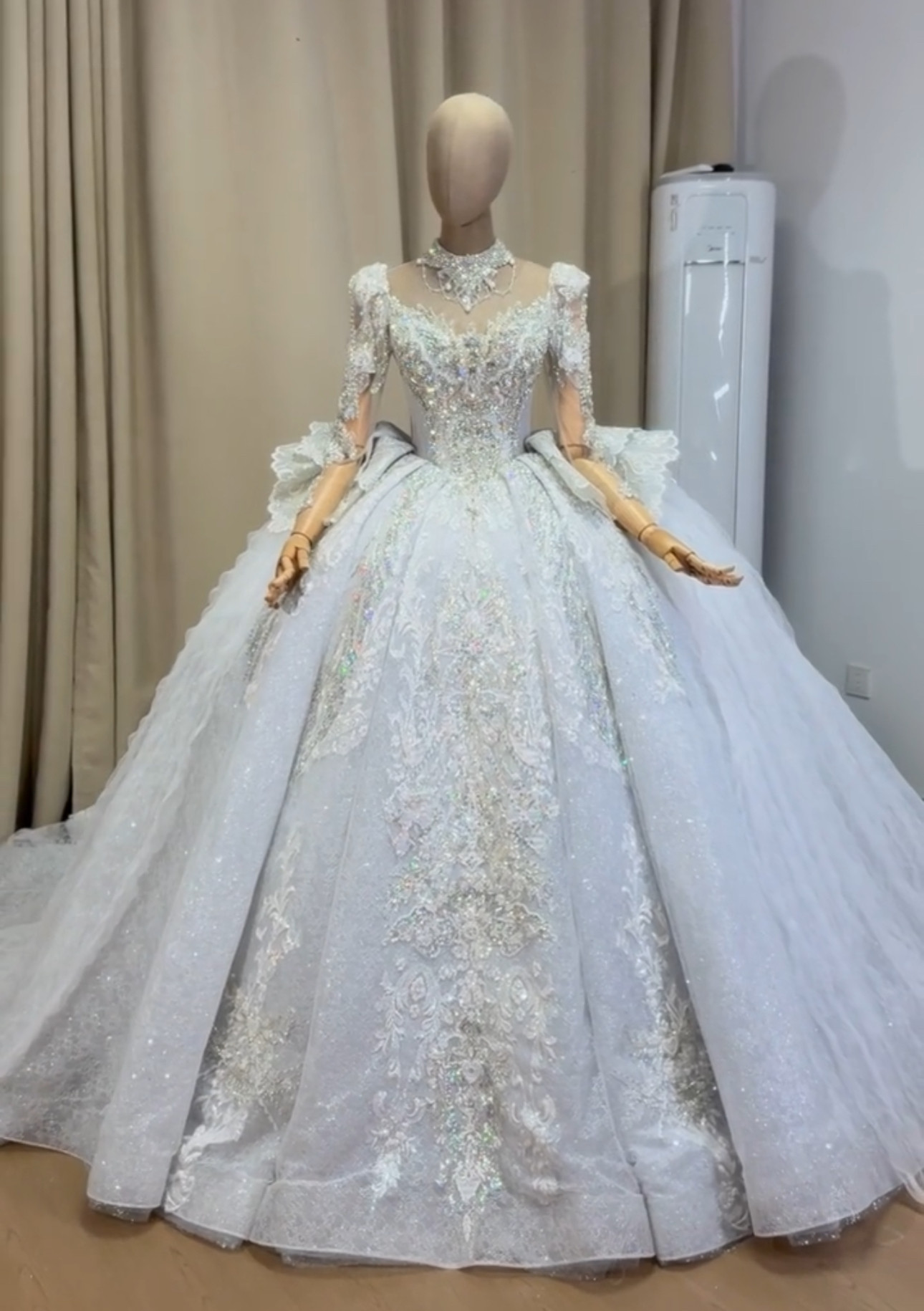 買わないと損　華やかな引裾　花刺繍　フランスレース　花柄　ネックレス　スクエアネック　キラキラ　優雅なシルエット　結婚式