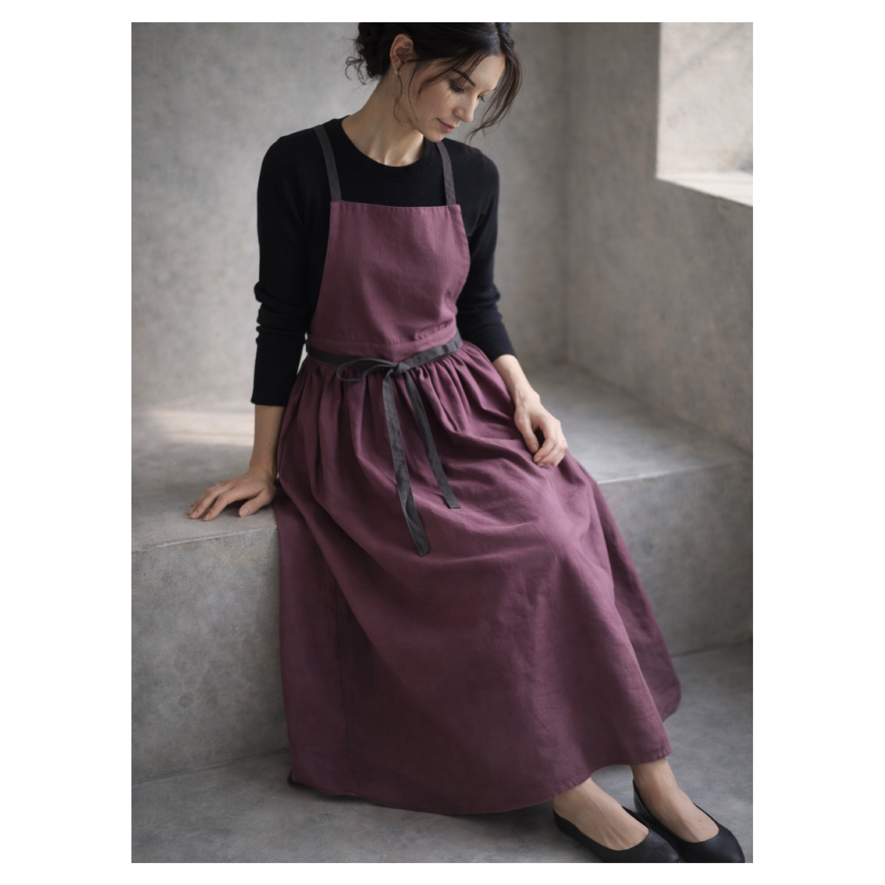そのままお出かけリネンギャザーエプロン／おうち時間もお洒落に過ごすコットンリネンエプロン／パープル×チャコール