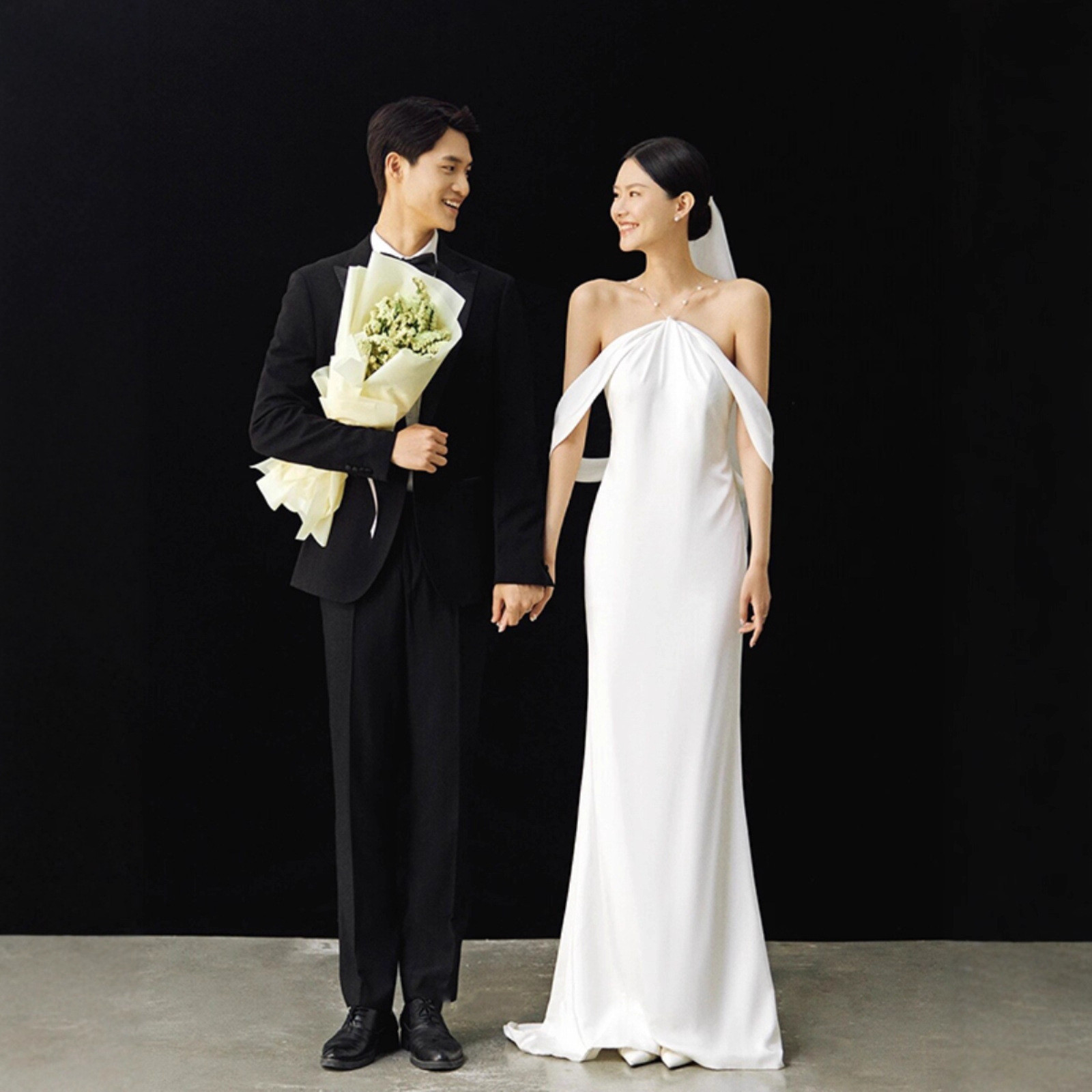 ウェディングドレス 白 黒 サテン ノースリーブ 韓国風 花嫁 結婚式 パーティー 演奏会 前撮り お呼ばれ AK534
