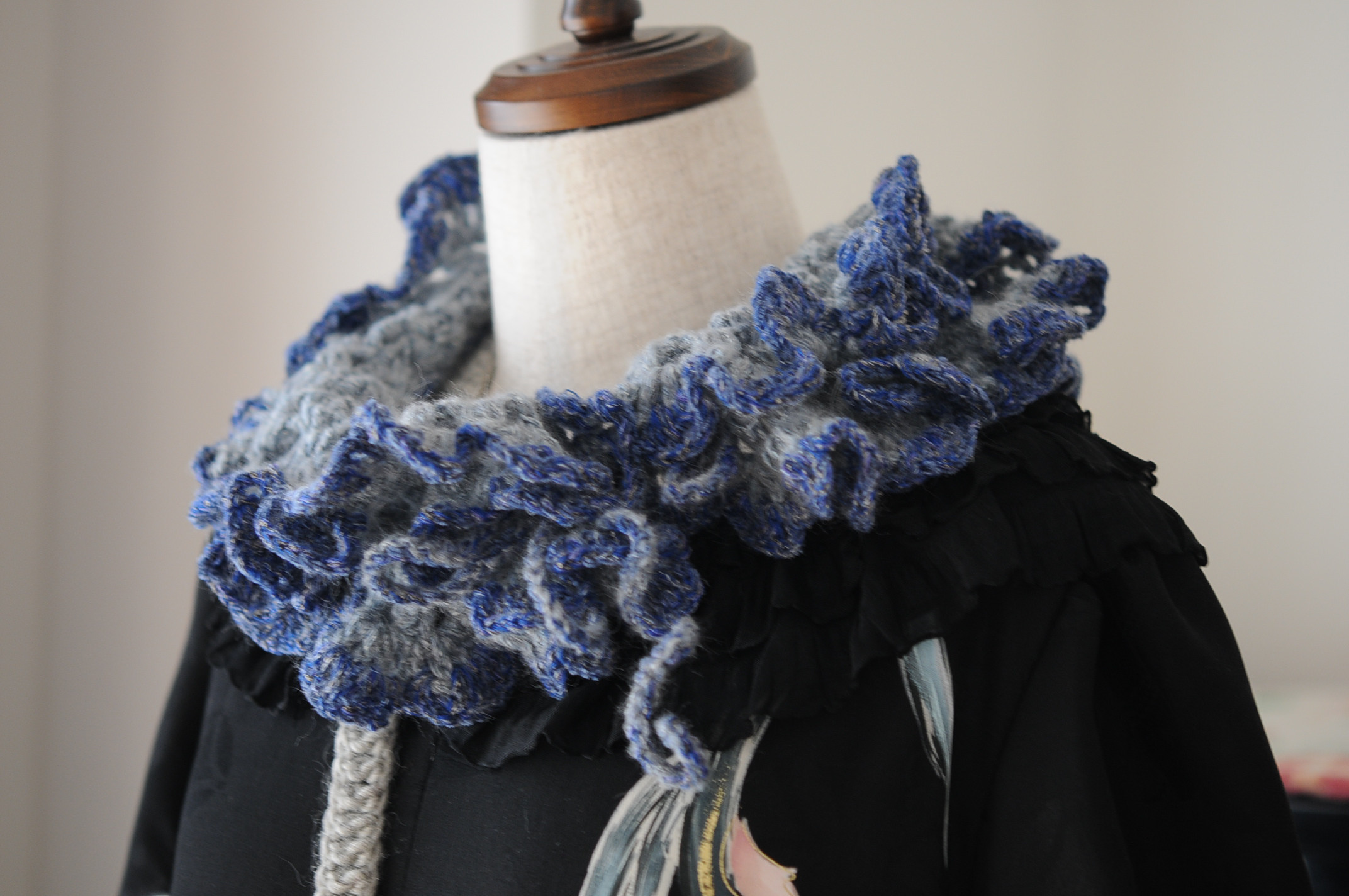 可愛いフリルのマフラー　ブルー