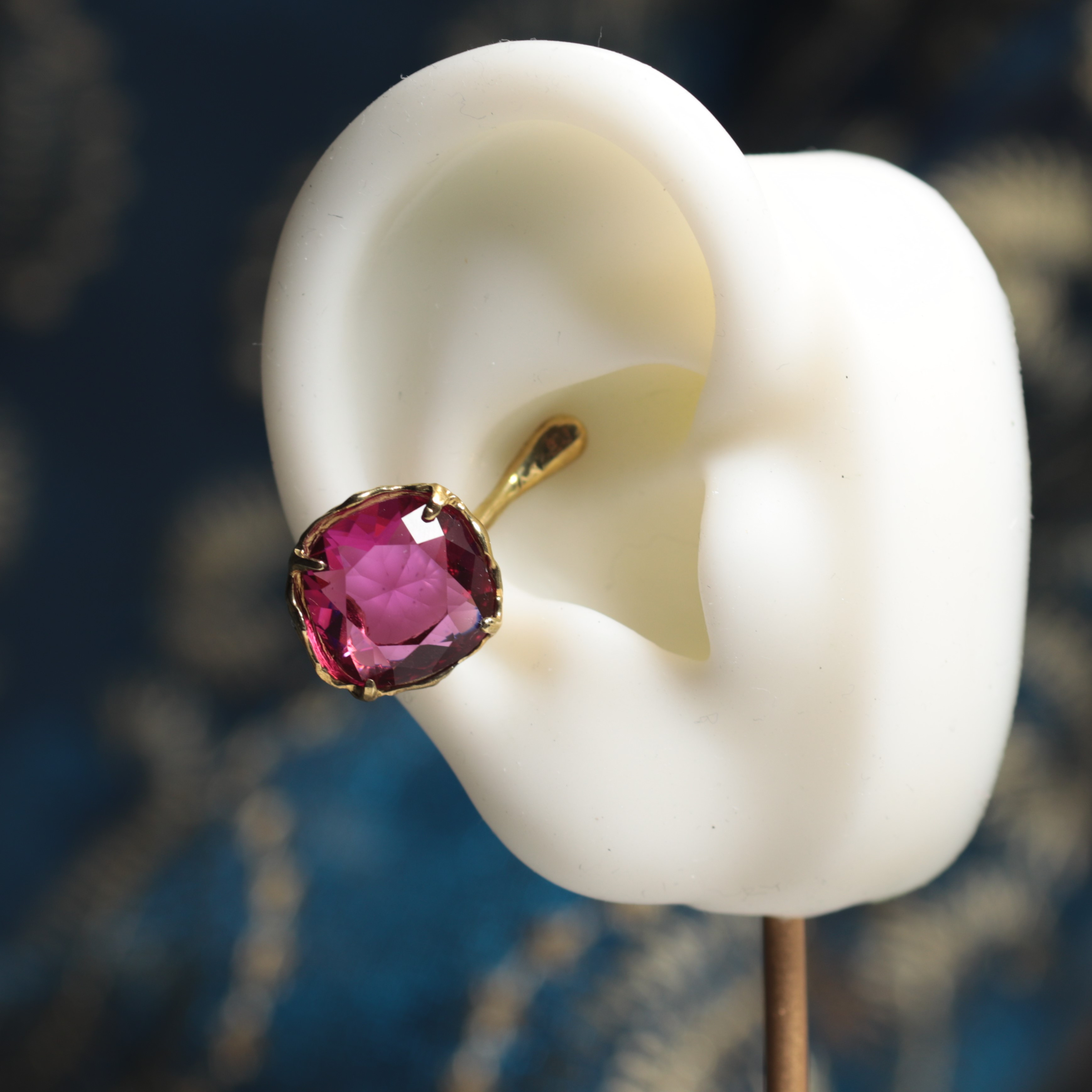 【一点もの】イヤカフ（真鍮×ガラス　ルビーピンク）