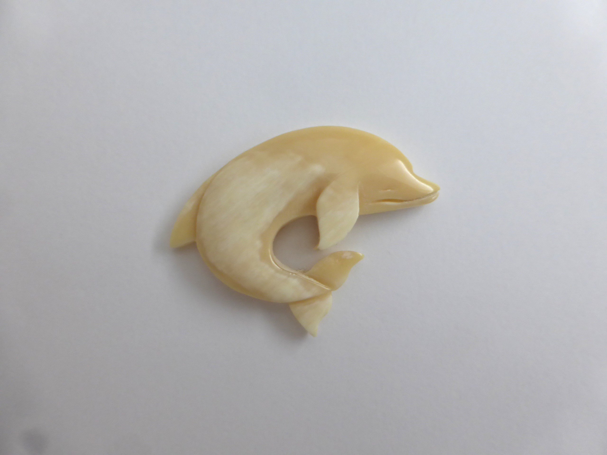 マッコウ鯨歯のオーナメント「イルカ」