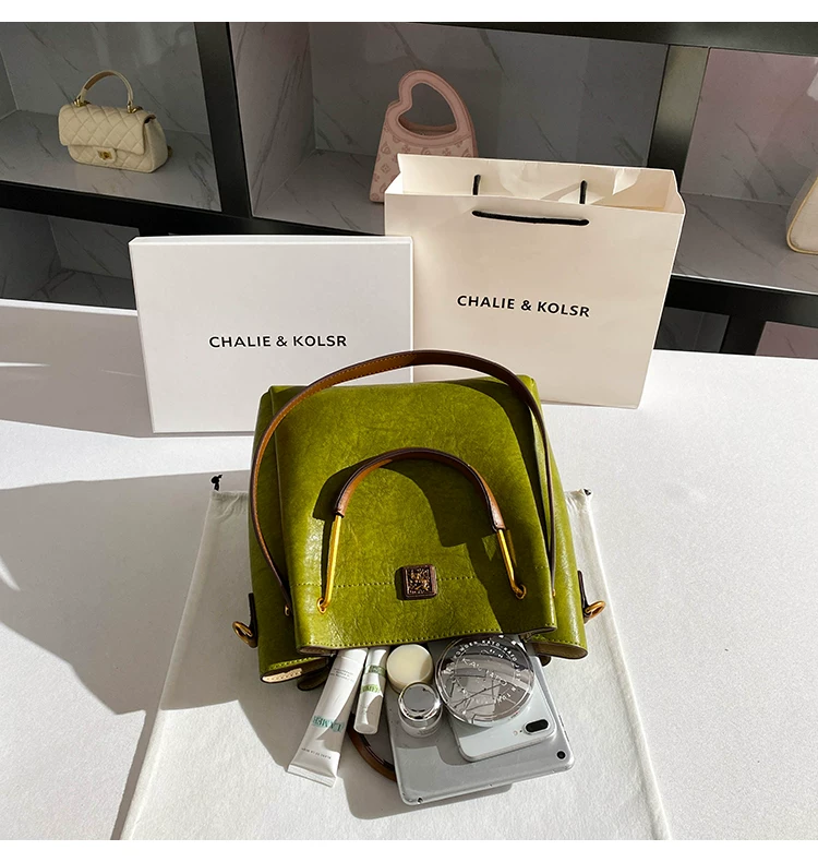 斜め掛けバッグ クーリエバッグ 肩掛 けカジュアル レディース パッチワーク ファー ボア 通勤 ミニトート キャメル