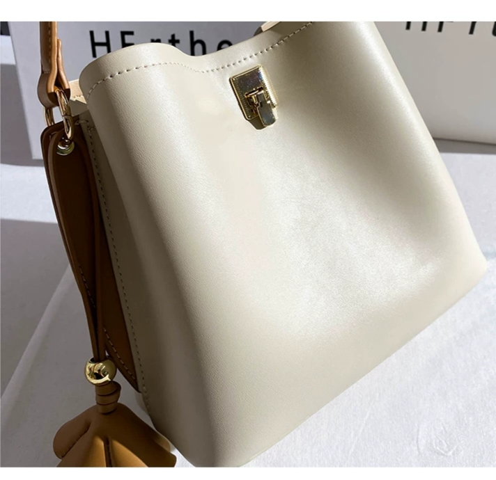 斜め掛けバッグ クーリエバッグ 肩掛 けカジュアル レディース パッチワーク ファー ボア 通勤 ミニトート キャメル 9,482円