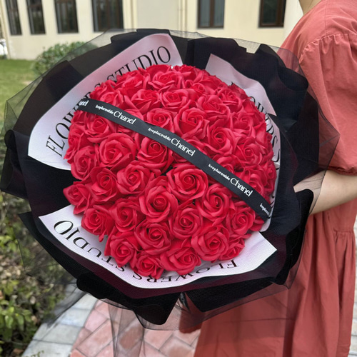 赤バラ33本かわいいひまわりハンドメイド花束バラソープフラワー