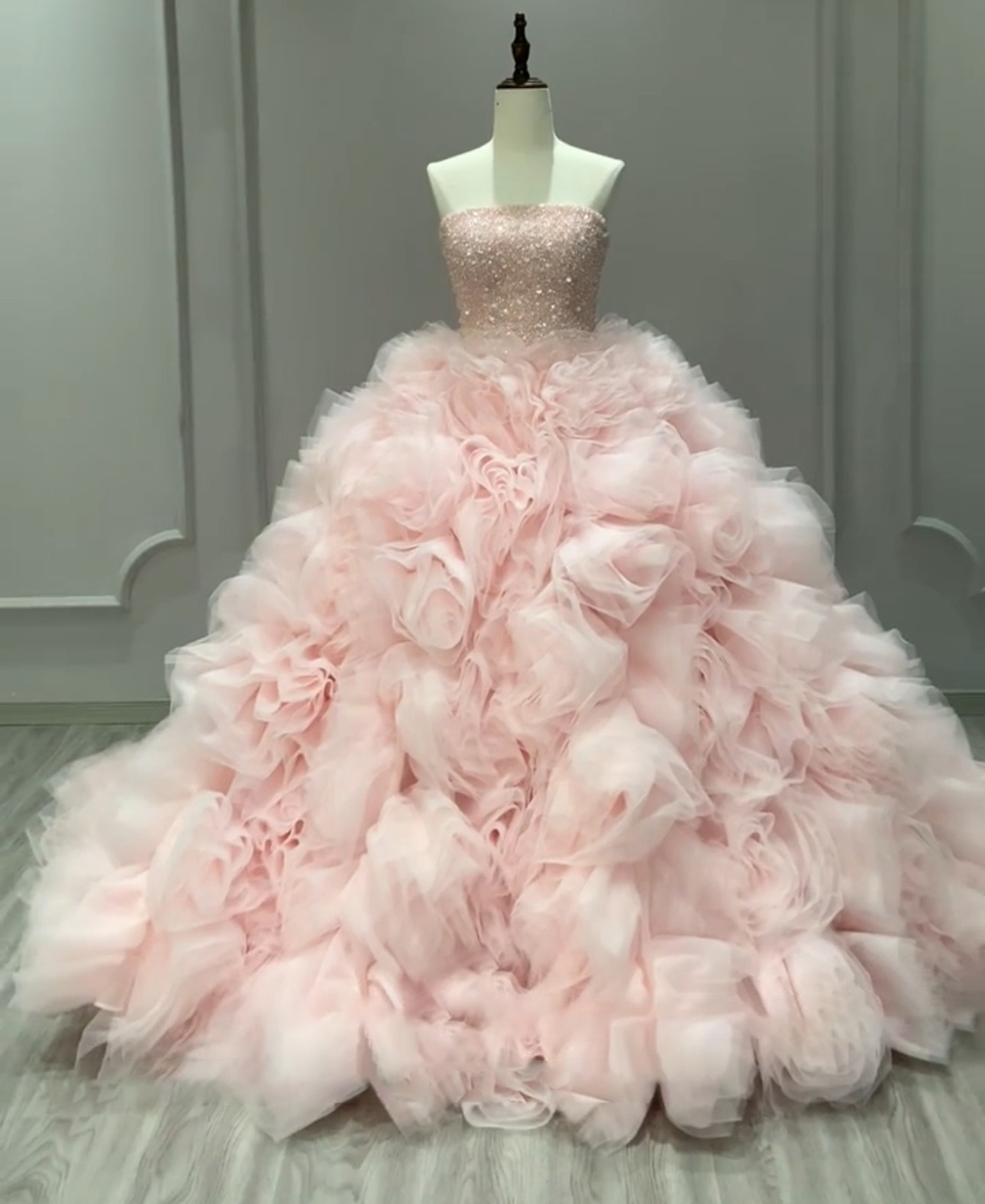 華やかなカラードレス　薔薇ローズ　プリンセスライン　お色直し　大人気　可愛いピンク　袖無し　演奏会音楽会パーティー結婚式