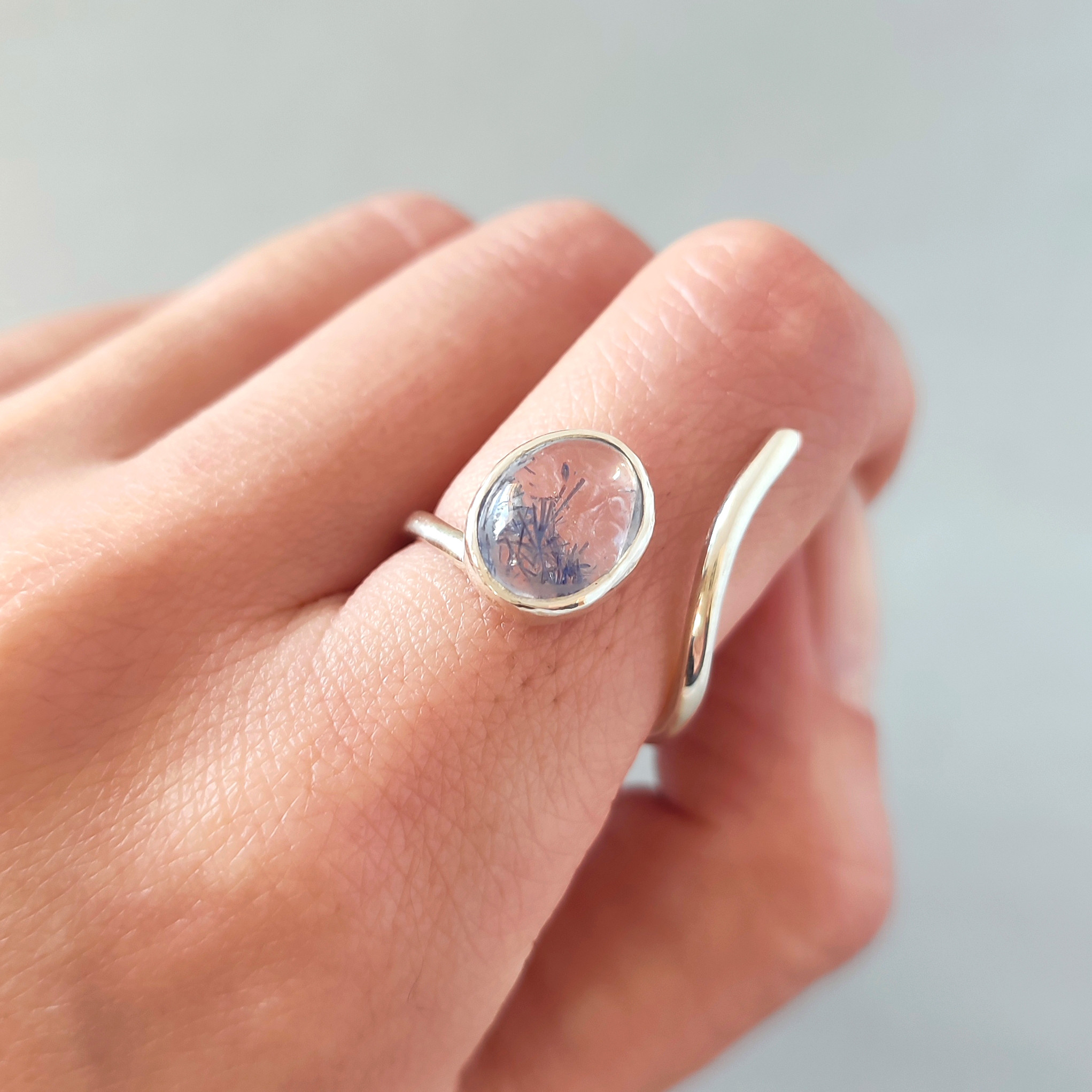 【1点もの】デュモルチェライトインクォーツ/青/ブルー/しっぽ/内包物/覆輪/silver925/リング【フリーサイズ】