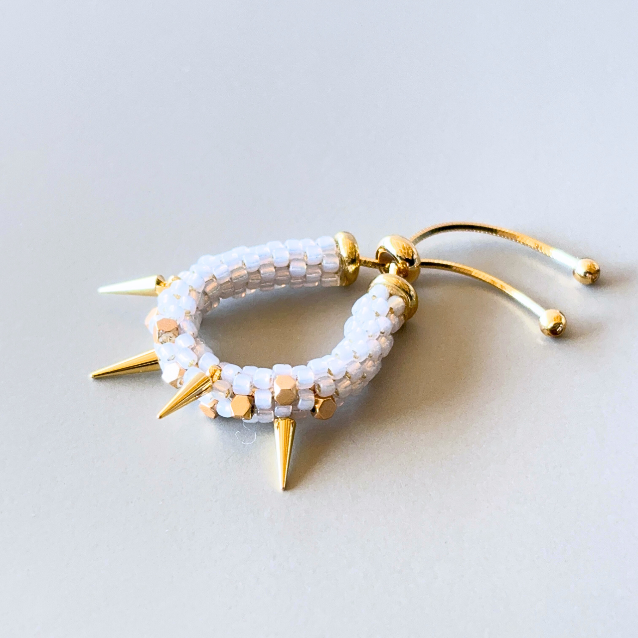 【サイズ調節可】トゲトゲリング ライトグレー｜ガラスビーズ 多面体メタル ゴールド 個性的