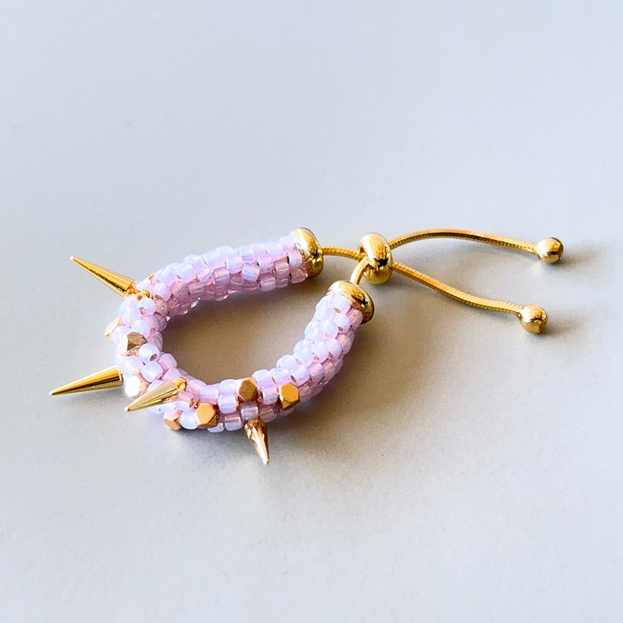 【サイズ調節可】トゲトゲリング グレイッシュパープル｜ガラスビーズ 多面体メタル ゴールド 個性的