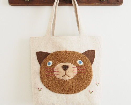 布刺繍の味わい猫ちゃんがかわいい手提げミニバッグ（ベージュ