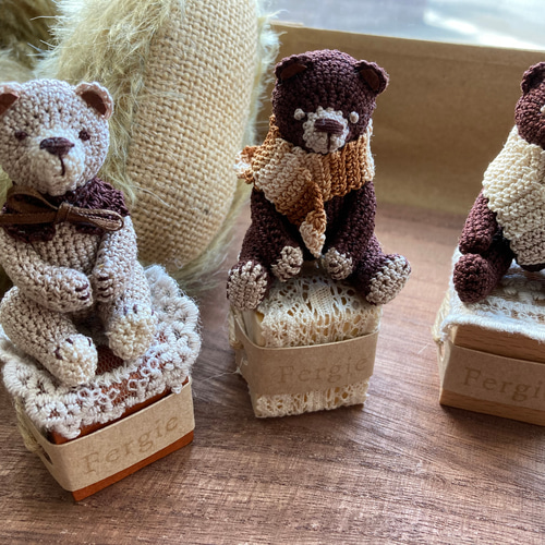 一点物】40番レース糸のミニチュアあみぐるみ ＊ くまとウッドキューブ