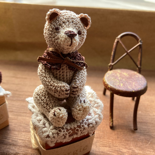 一点物】40番レース糸のミニチュアあみぐるみ ＊ くまとウッドキューブ