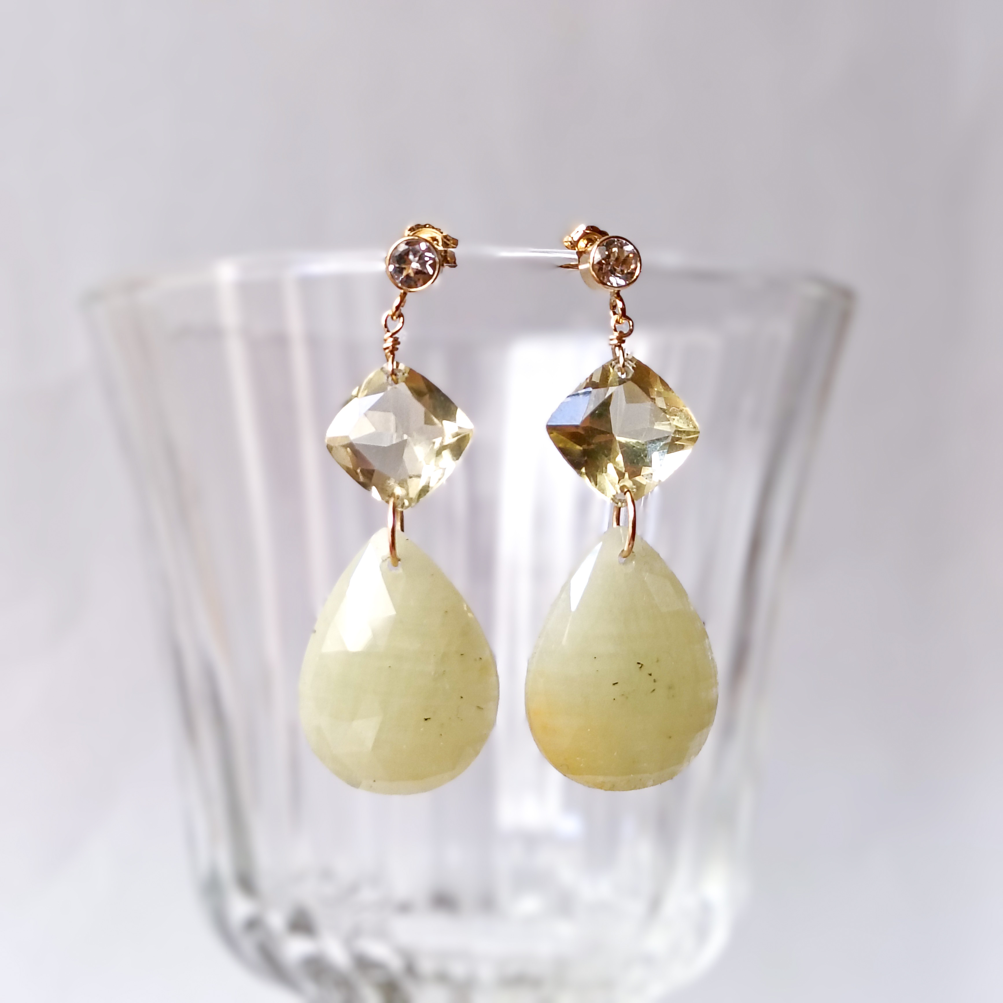 大粒 イエロー サファイア  × レモンクォーツ × ホワイトトパーズ × 14kgf の ピアス　4.4cm 13,104円