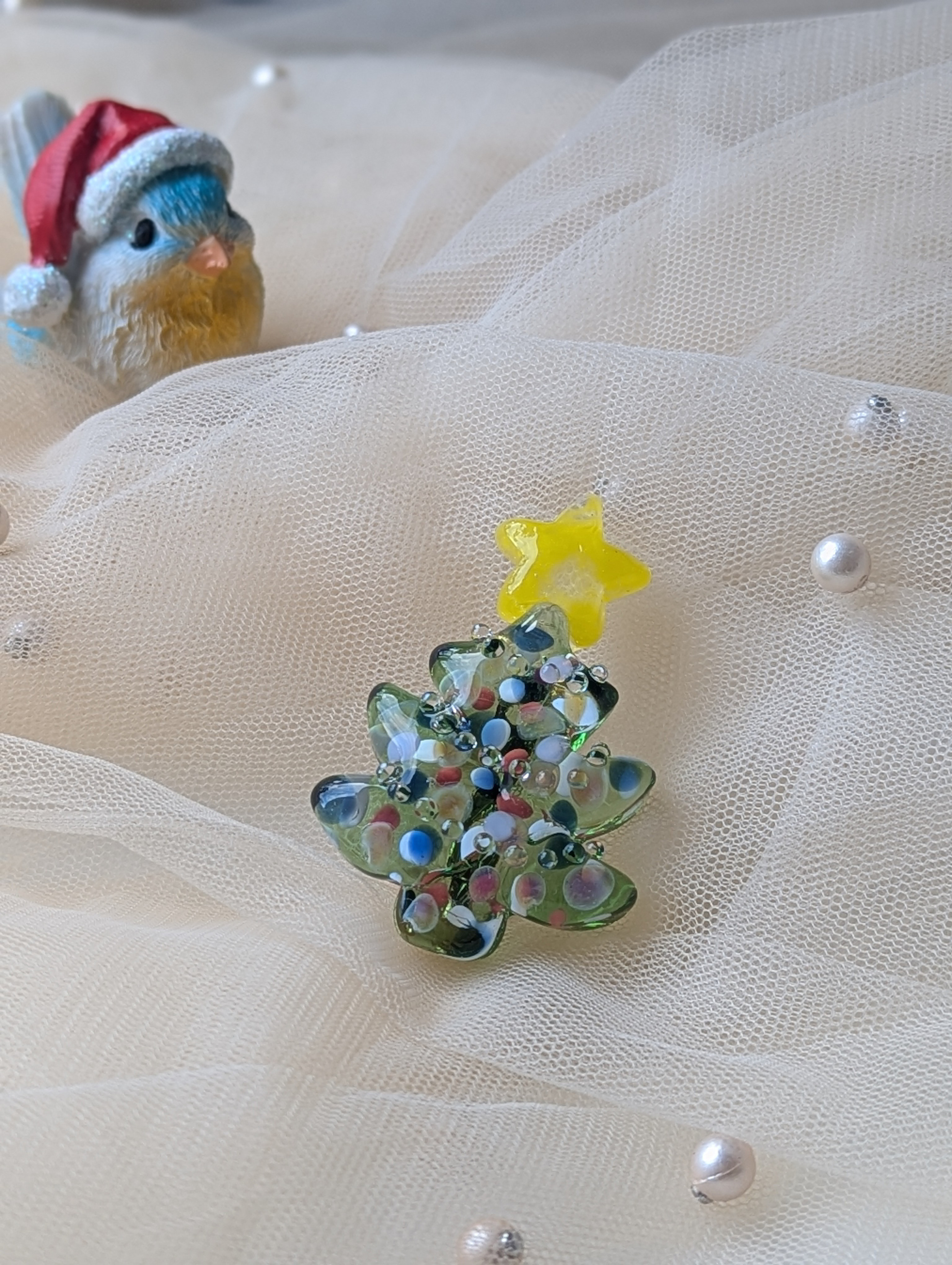 ガラスのクリスマスツリーブローチ