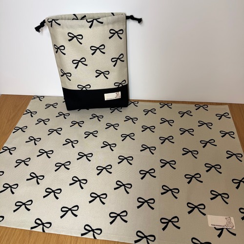 2点セット 40㎝×60㎝小学生向けランチョンマットと給食袋（リボン