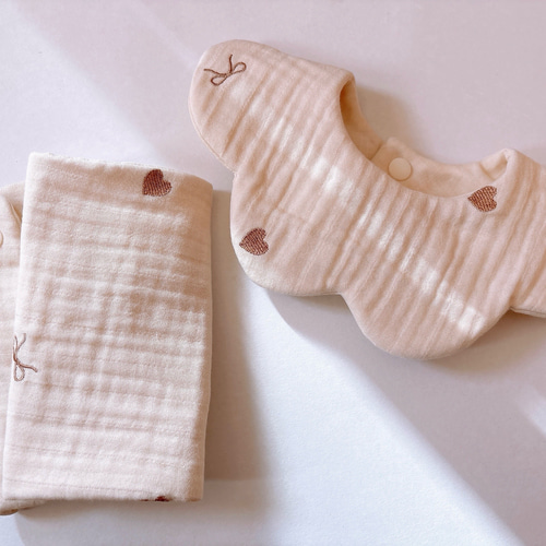 韓国生地 ブラウンリボン&ハート刺繍 トリプルガーゼ 花びらスタイ