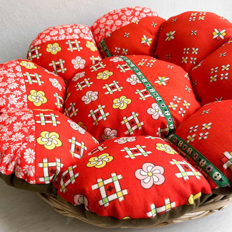 ★籐かごベッド★　ヴィンテージファブリックで作ったお花クッション付き【ペットベッド】