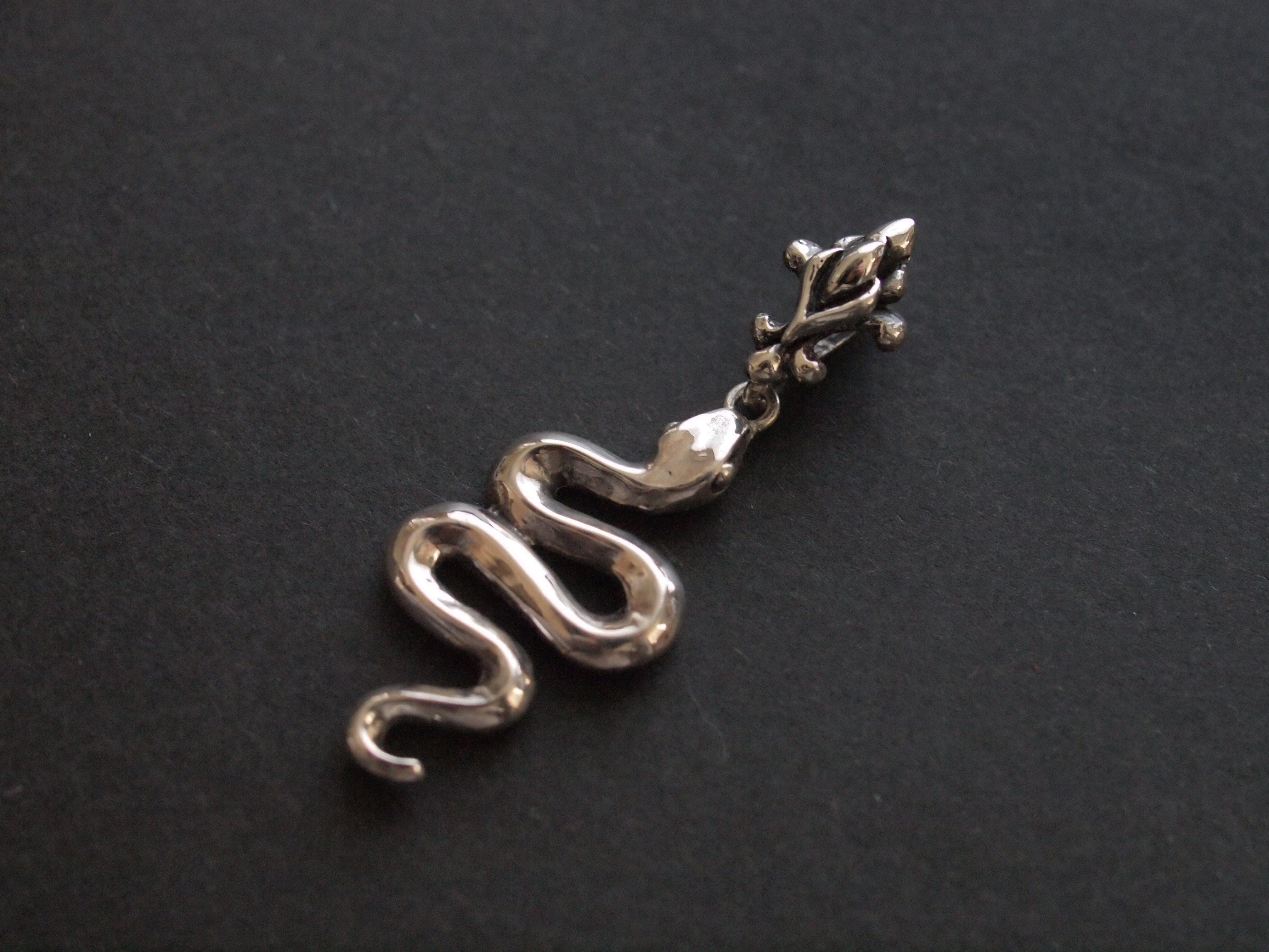 蛇のペンダントトップ