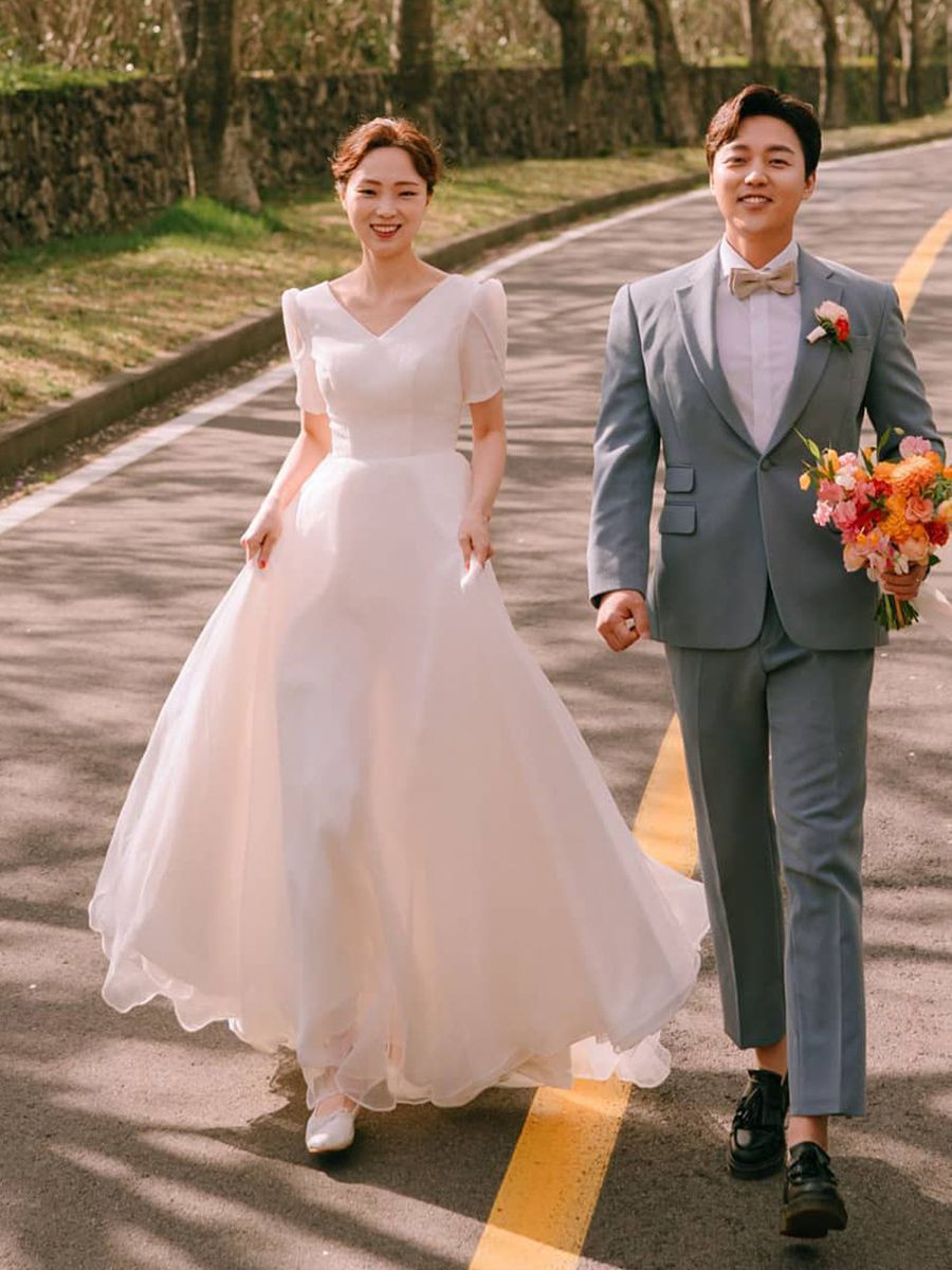 高級感 白 半袖 Vネック ウェディングドレス シンプル 韓国風 結婚式 花嫁 二次会 誕生日 前撮り HL984