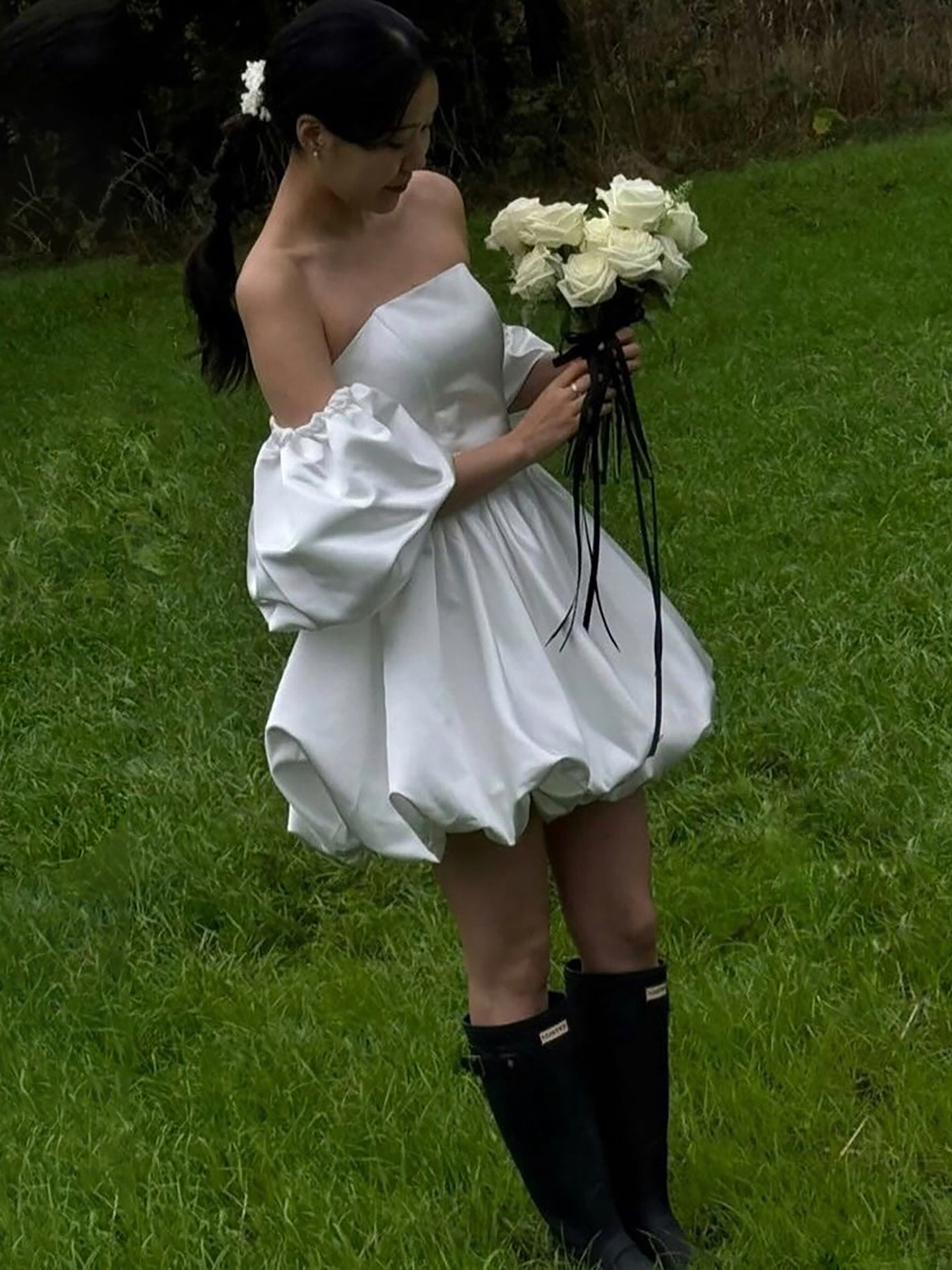 高級感 白 サテン オフショルダー ショート丈 ウェディングドレス 可愛い 結婚式 演奏会 誕生日 前撮り HL985