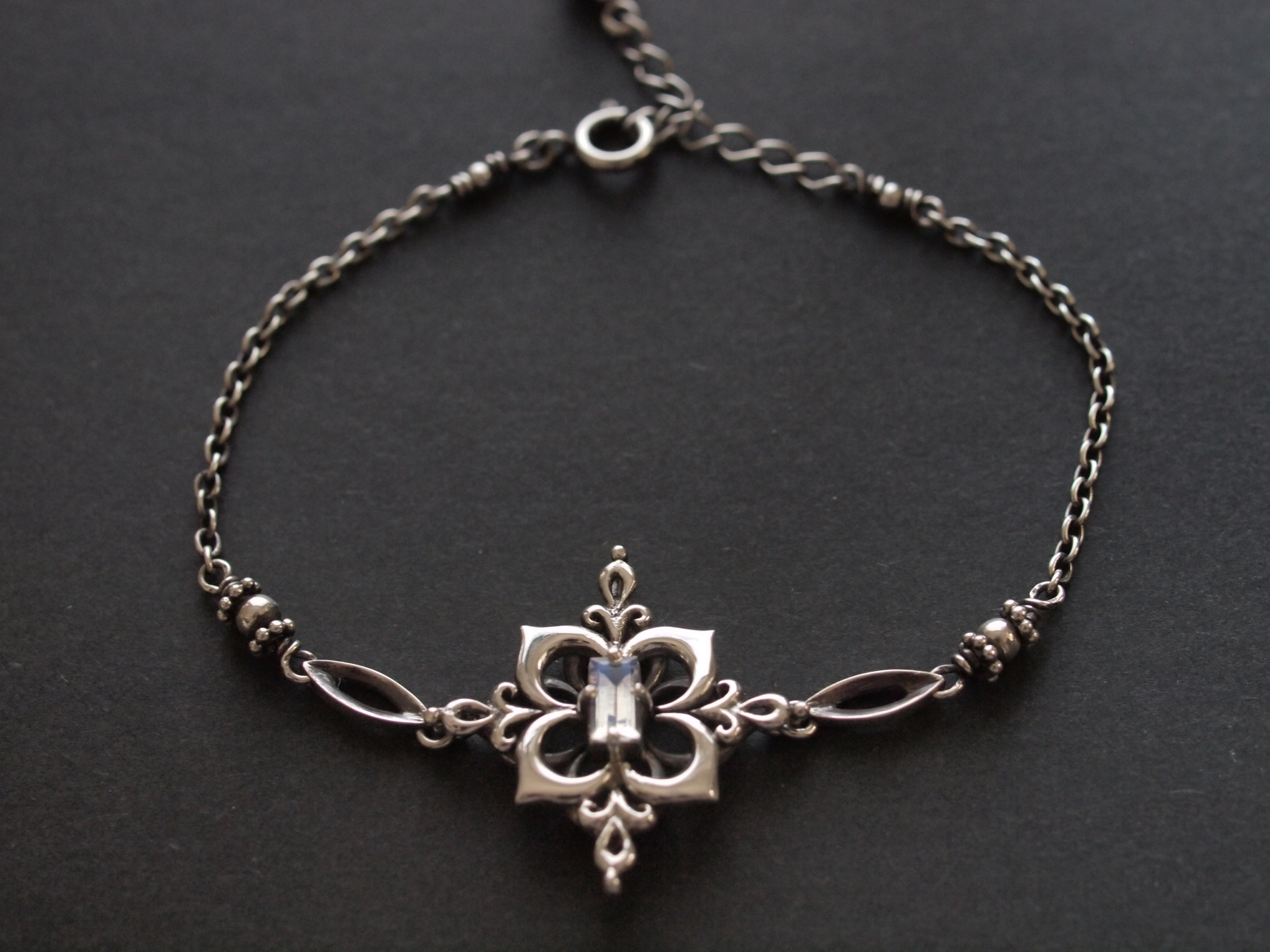 ムーンストーンのゴシックなブレスレット