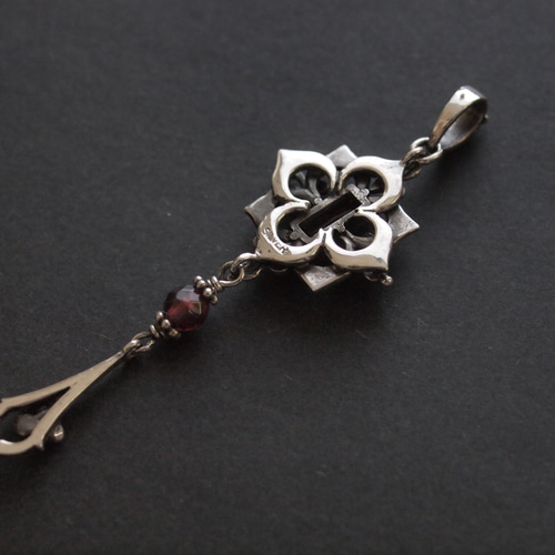 ガーネットのゴシックなペンダントトップ ペンダントトップ