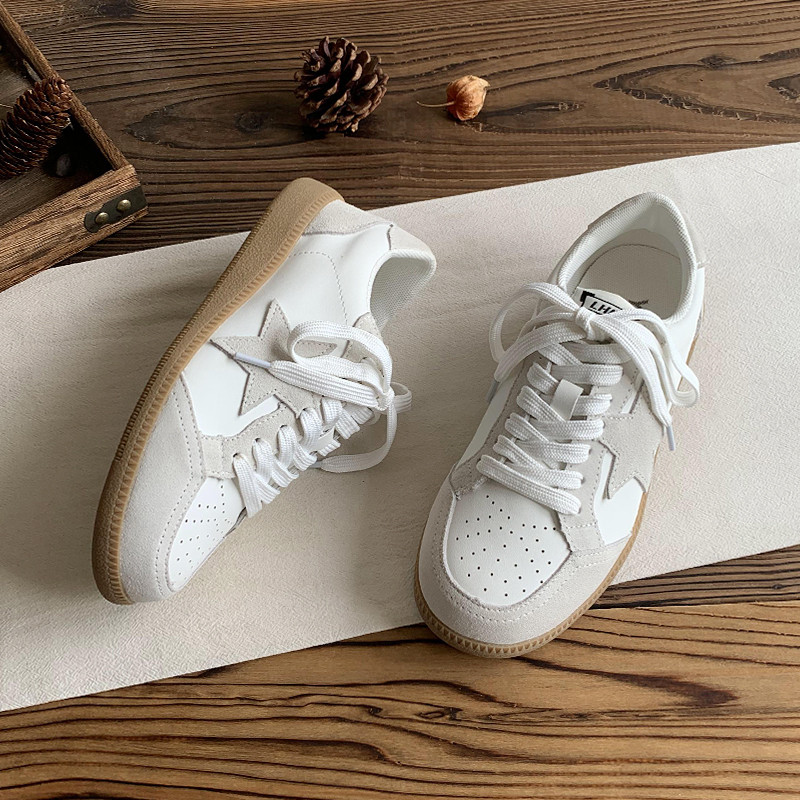 スエード調ホワイトスニーカー レディース 2025 秋用 オールマッチ ソフトソール スポーツカジュアルシューズ 超おし 8,316円