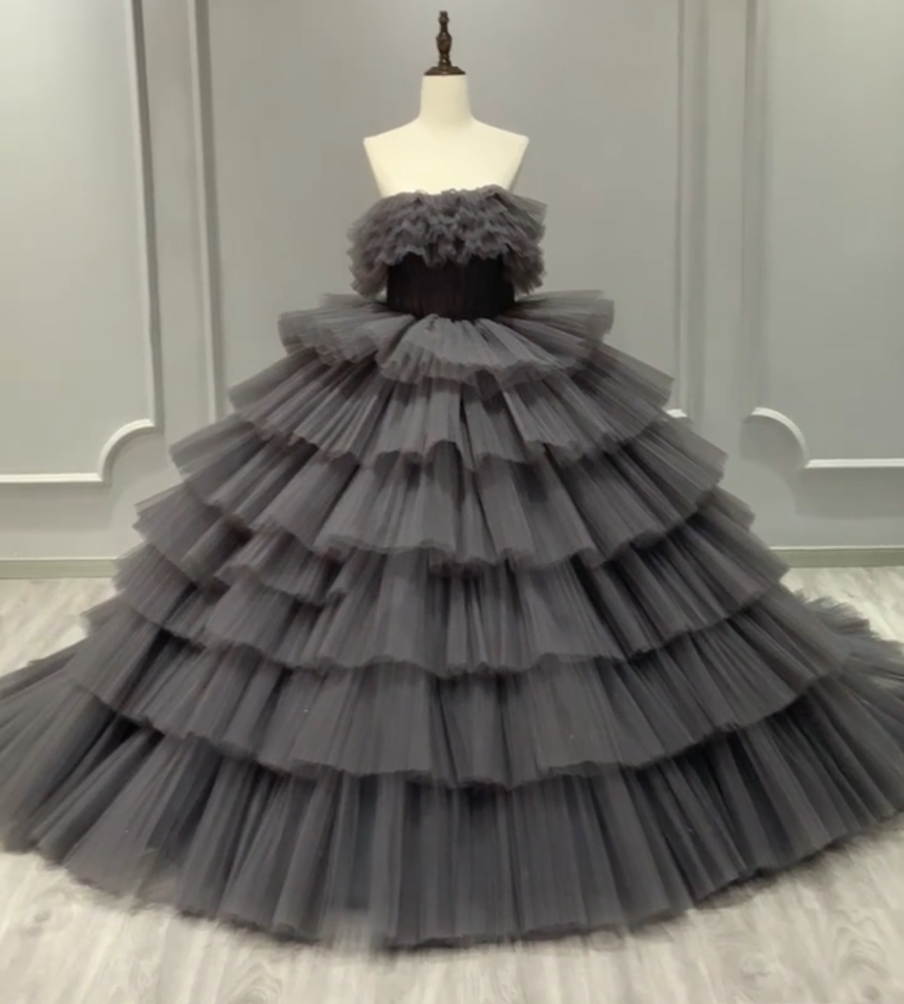 お買い得　胸フリル　ギャザー　ボリューム感　プリンセスライン　グレー　カラー変更可能　海外挙式本命ドレス制作　ブライダル