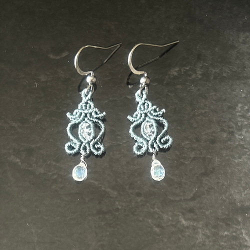 レインボームーンストーンのランタンピアス【天然石】サージカル