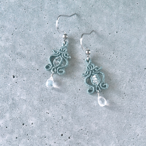 再販】レインボームーンストーンのランタンピアス【天然石】サージカル