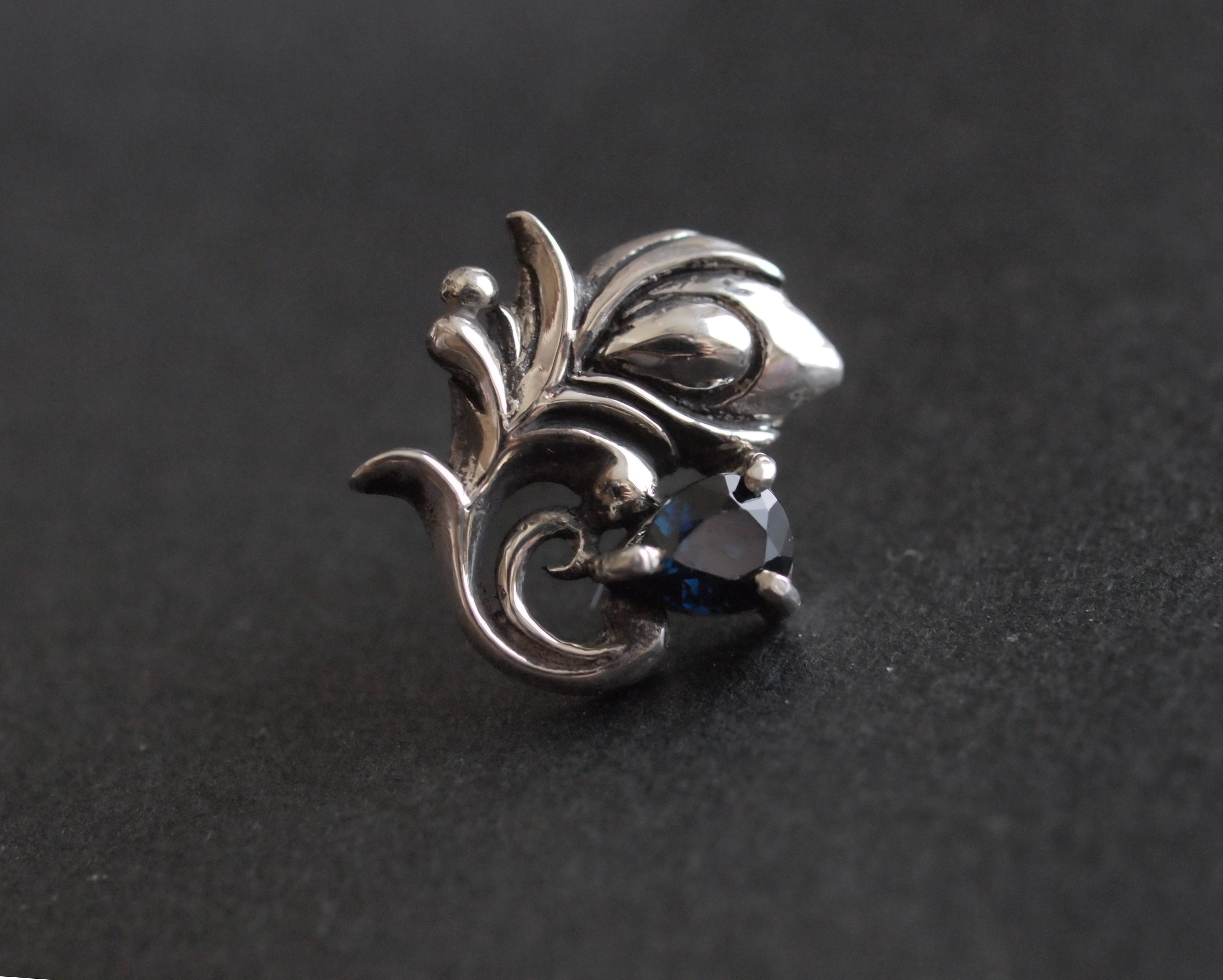 孔雀の石付きピアス・片側のみ・ブルーサファイア