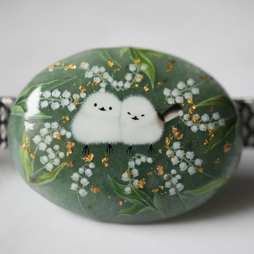 天然石グリーンアベンチュリンとすずらん、シマエナガ、金箔の帯留め　ポニーフック　ブローチ