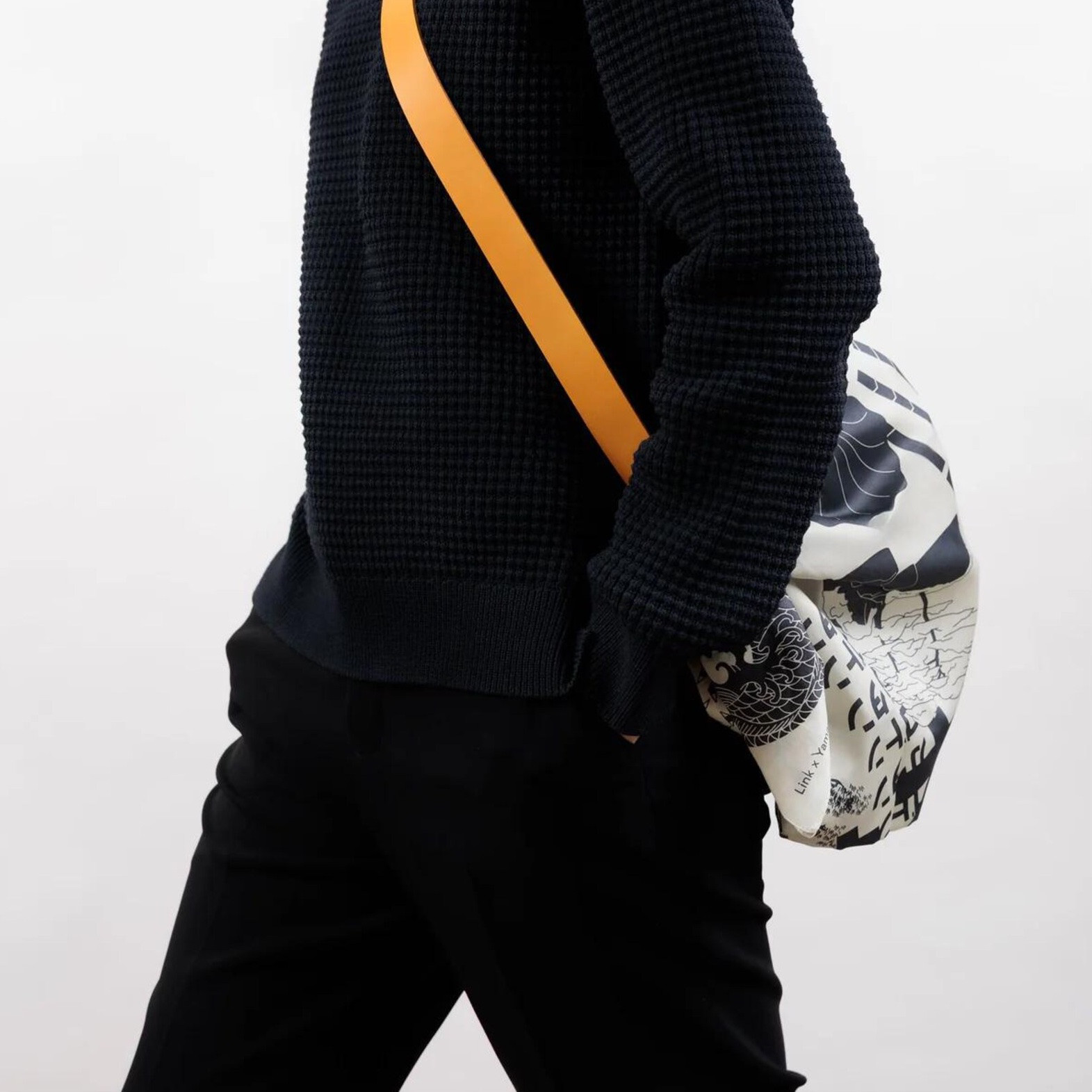 Tokyo Manga Midnight Blue 風呂敷 & 調節可能なレザーストラップセット (オレンジ） 7,546円