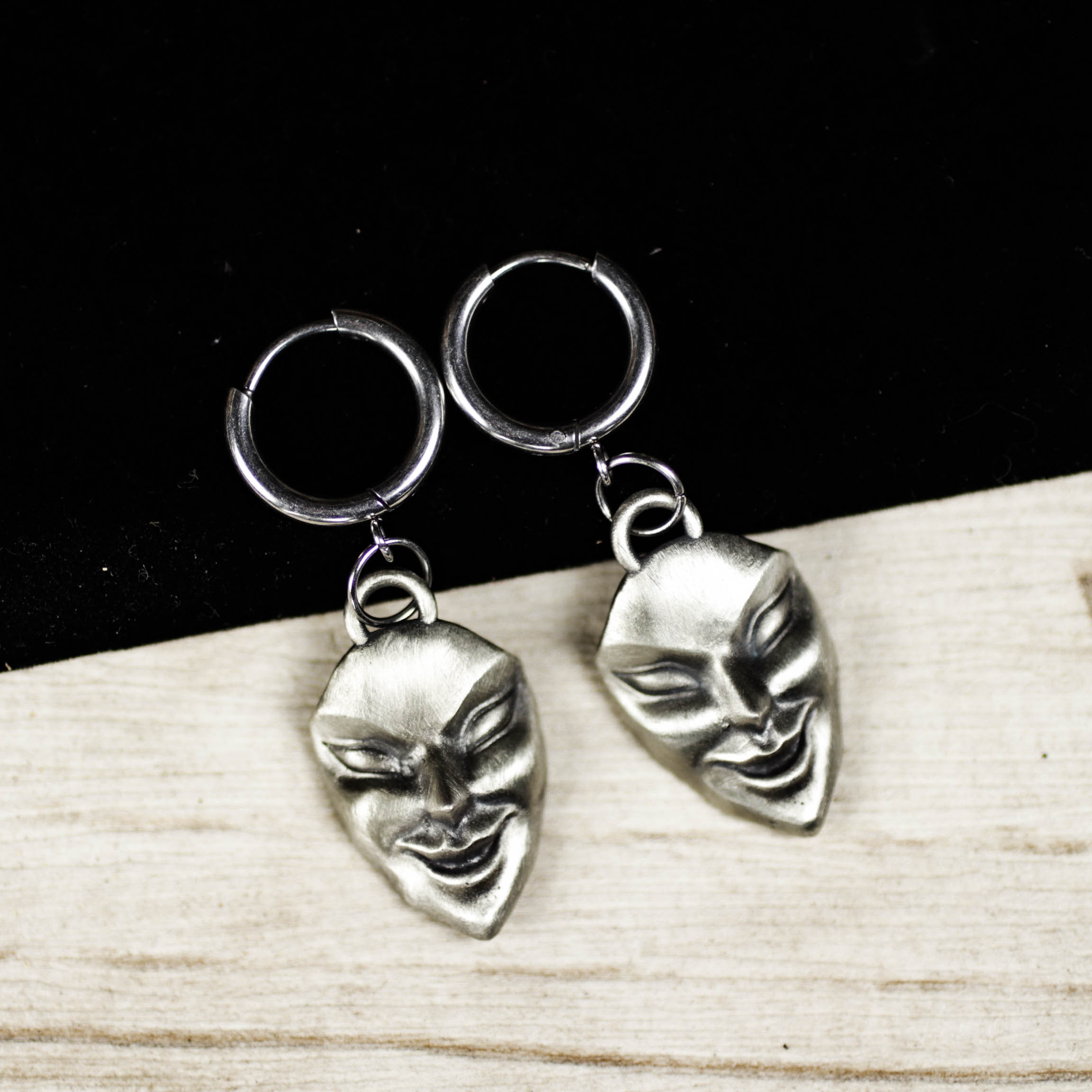 スマイリングマスク ドロップイヤリング - ゴシックシアター フェイスジュエリー - シルバー製ハンドメイド ダングルイ