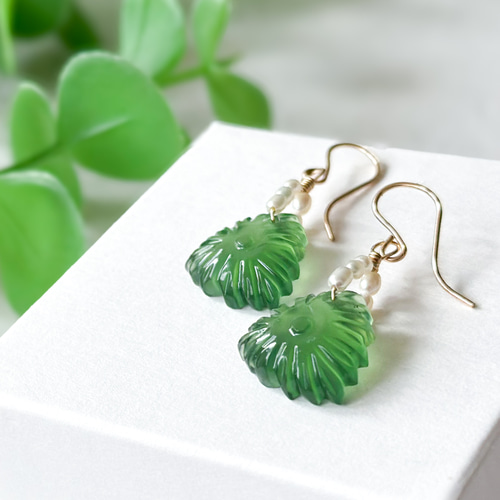 フラワーカービングのトライアングルピアス*14kgf／イヤリング*天然石