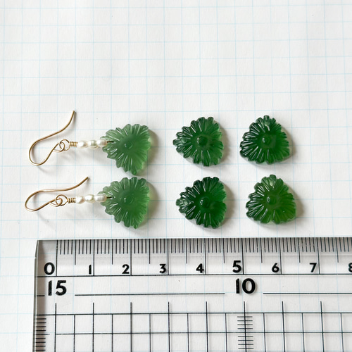 フラワーカービングのトライアングルピアス*14kgf／イヤリング*天然石