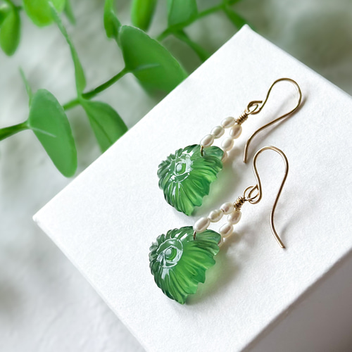 フラワーカービングのトライアングルピアス*14kgf／イヤリング*天然石