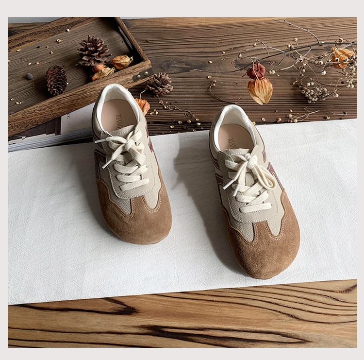 美拉德カラー本革製ドイツトレーナーソフトソールで文芸的なホワイトスニーカー女性用 2025 年ニューモデルフラットソール