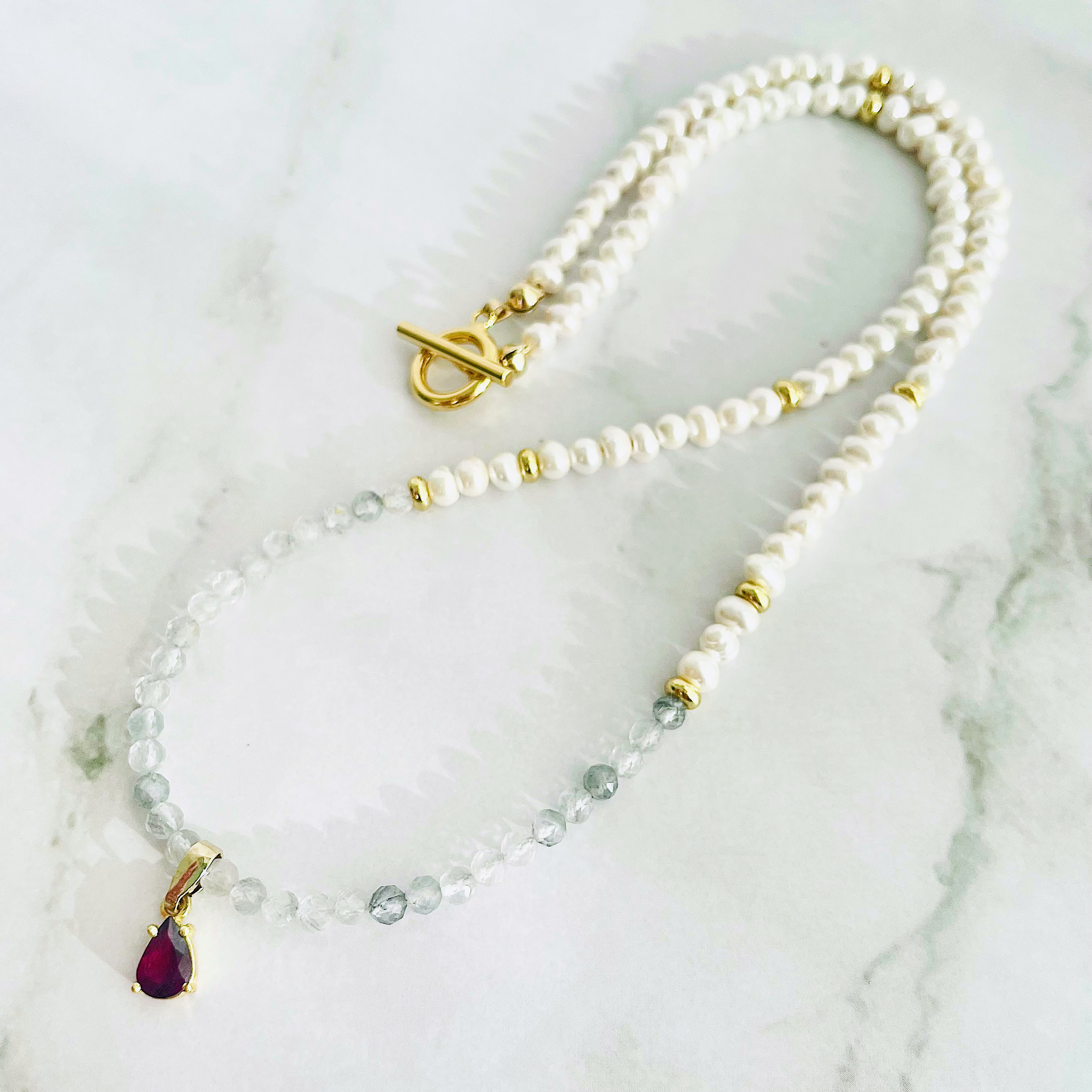 【宝石質ロードライトガーネット×パール×グレークォーツ】1月誕生石ネックレス｜ワインレッドのきらめき｜天然石 4,952円