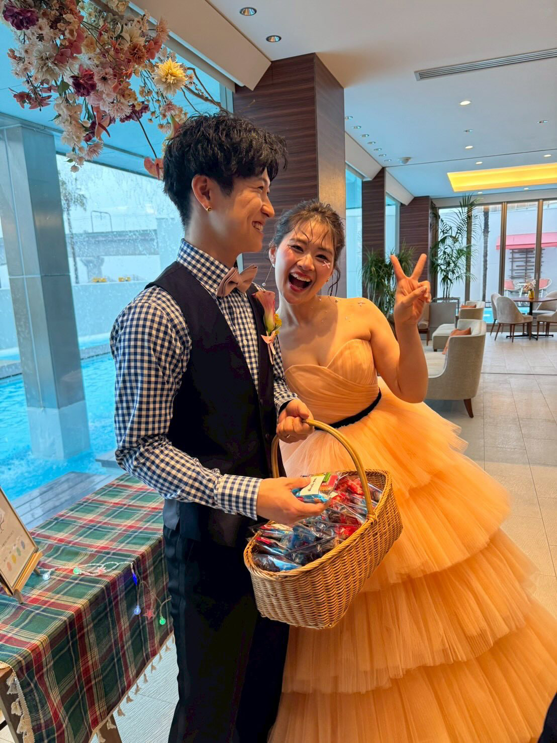 実例写真！カラードレス オレンジ 取り外し可能なオフショルダー ティアードのドレス プリーツドレス キラキラチュール